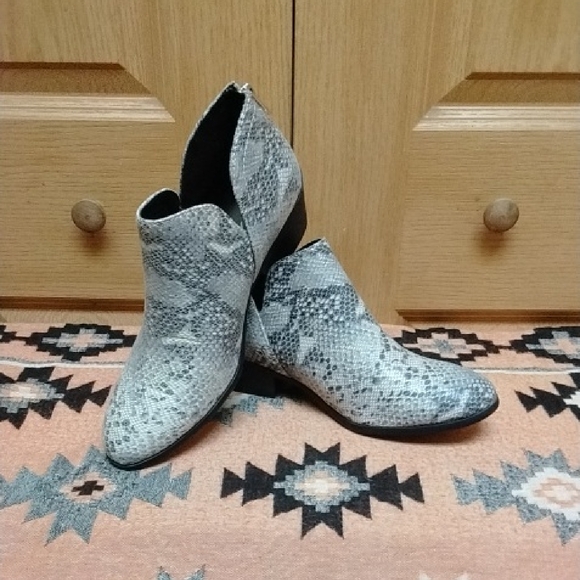 SODA Snakeskin Ankle Boots - Picture 1 of 7